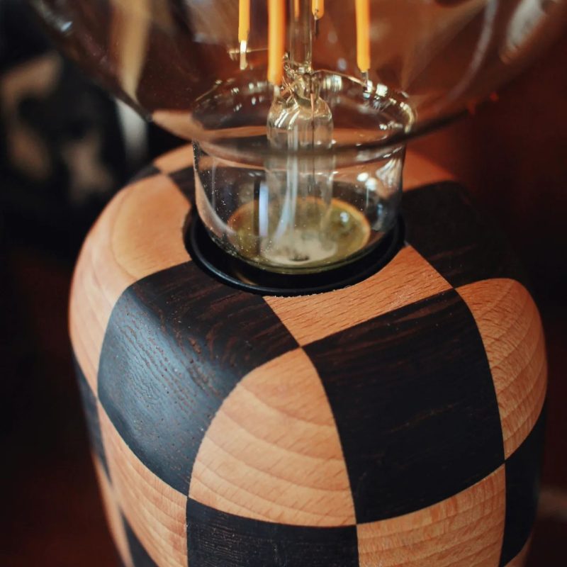 Lampada in wengé e frassino - legno scacchiera - schacchi - lampade design parma | T058
