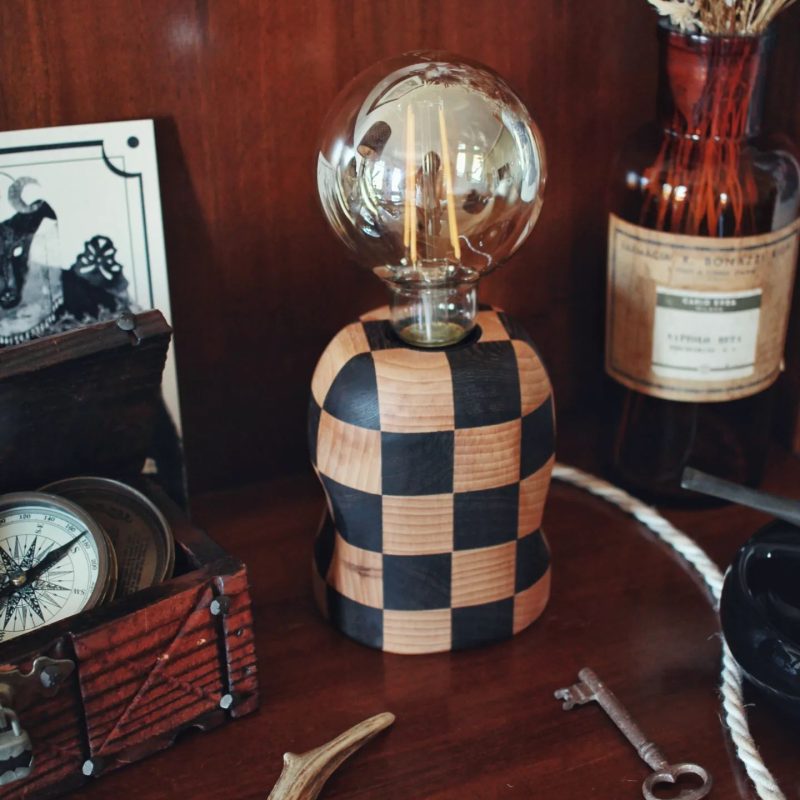 Lampada in wengé e frassino - legno scacchiera - schacchi - lampade design parma | T058